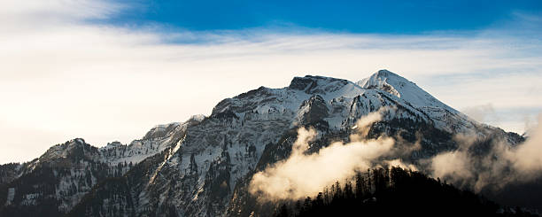 montanha coberta de neve nos alpes suíços - blue outdoors nobody switzerland - fotografias e filmes do acervo