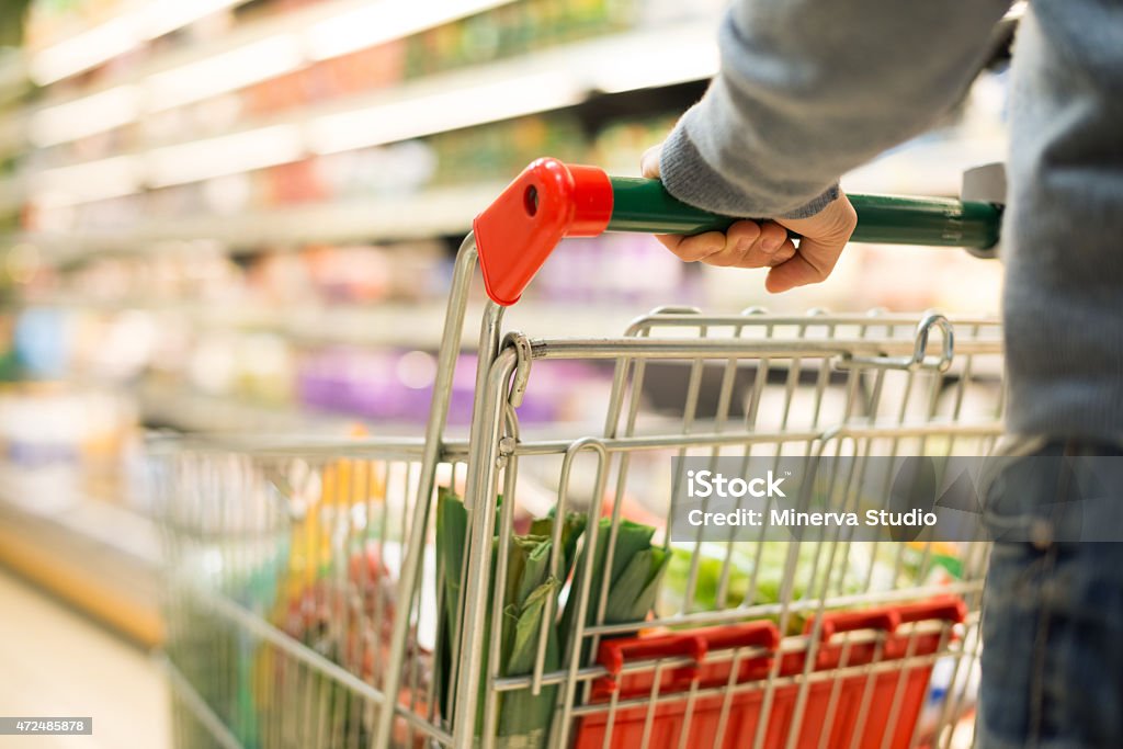 Detalhe de um homem compras no supermercado - Foto de stock de Supermercado royalty-free