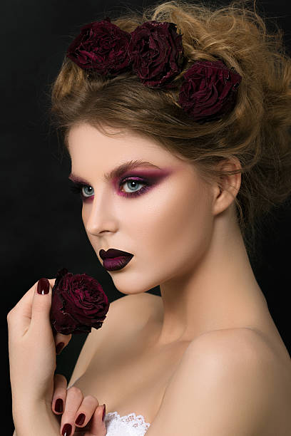 close-up retrato de mulher jovem com violeta-escuro de maquilhagem - stage makeup black halloween make up imagens e fotografias de stock