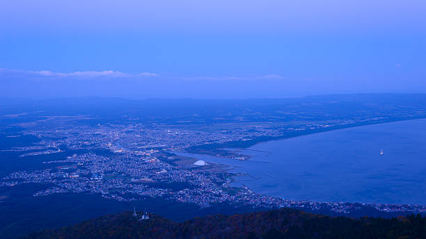 escena nocturna de la ciudad de mutsu - mutsu fotografías e imágenes de stock