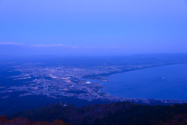 escena nocturna de la ciudad de mutsu - mutsu fotografías e imágenes de stock