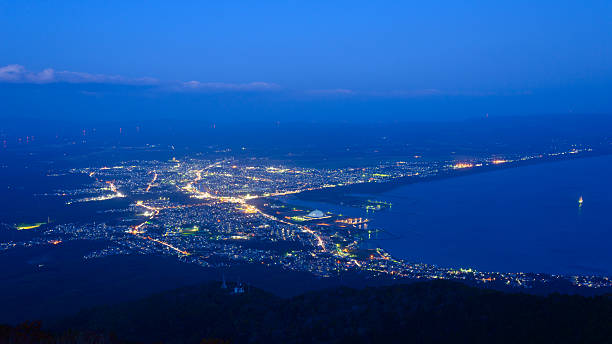 escena nocturna de la ciudad de mutsu - mutsu fotografías e imágenes de stock