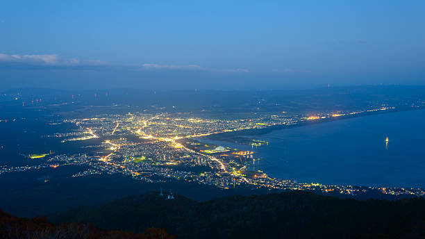 escena nocturna de la ciudad de mutsu - mutsu fotografías e imágenes de stock