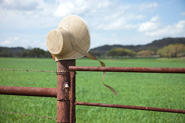 istock Old fashioned bonnet on fence post in Texas Hill Country 472501340