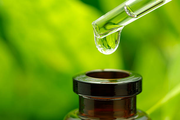 травяной essence - herbal medicine aromatherapy homeopathic medicine aromatherapy oil стоковые фото и изображения