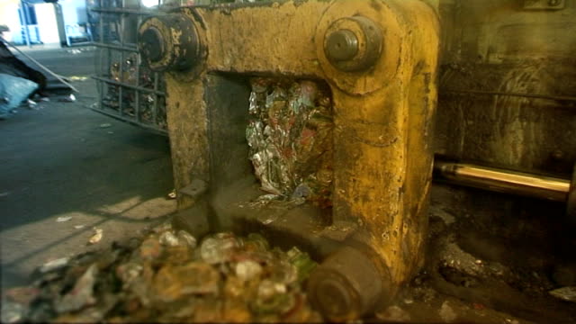 Industrial video - machinery. Bale press. Aluminium UBC recycling.
