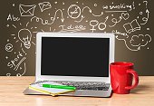 laptop-mit-leeren-bildschirm-und-tassauf-dem-tisch-isoliert-auf.jpg?b=1&s=170x170&k=20&c=jwQTeyQyTEzBCjBULGUKCAxJUf71kRu-Vp2OMRXNsMc=