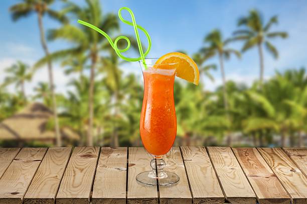 cocktail.   cocktail-serie:  bahama mama - fruchtgarnierung stock-fotos und bilder
