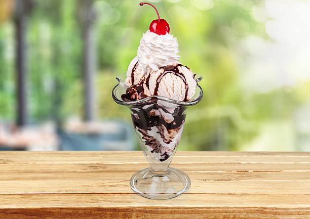 coppa gelato.   classico coppa di gelato al caramello - soda fountain foto e immagini stock