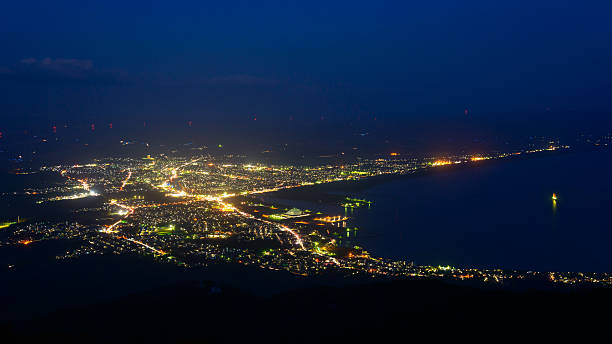 escena nocturna de la ciudad de mutsu - mutsu fotografías e imágenes de stock