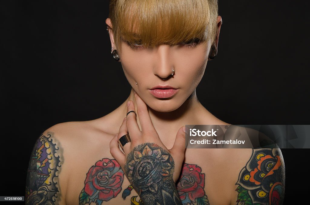 Belle blonde avec un tatouage sur le corps - Photo de Tatouage libre de droits