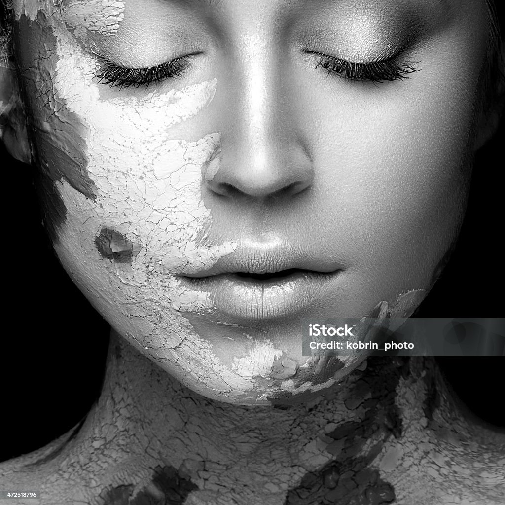 Hình Ảnh Đơn Sắc Của Cô Gái Với Mặt Nạ Đất Sét Trên Một Nửa Khuôn ...