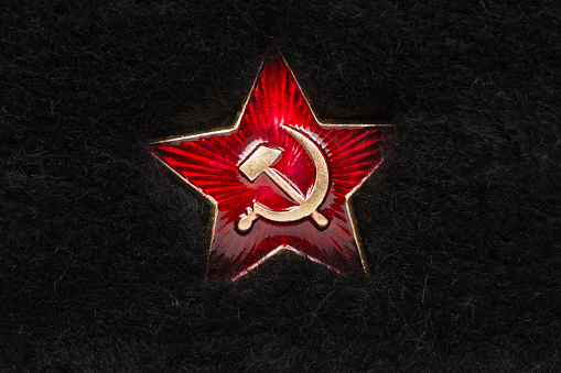Russian Red Star con martillo y en piel de células falciformes photo