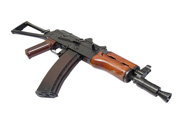 kalashnikov aks74u aislado sobre un fondo blanco - bin laden fotografías e imágenes de stock