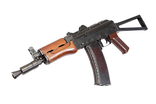 kalashnikov aks74u aislado sobre un fondo blanco - bin laden fotografías e imágenes de stock