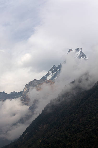 белые облака над machhapuchchhre mountain-хвост рыбы на английский - englis стоковые фото и изображения