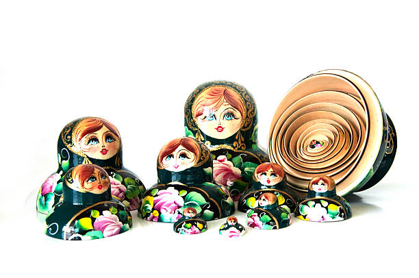 família de bonecas russas aninhado isolado no branco - russian nesting doll skill doll russia - fotografias e filmes do acervo