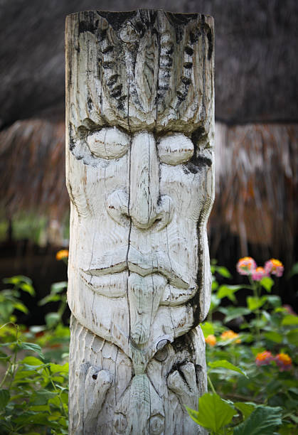 istock Hand craftes Wood Totem in Jungle 472545148