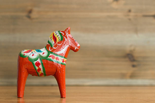 dalecarlian лошадь 9 - dala horse стоковые фото и изображения