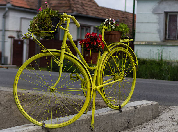 istock Yellow flower bike 472547150