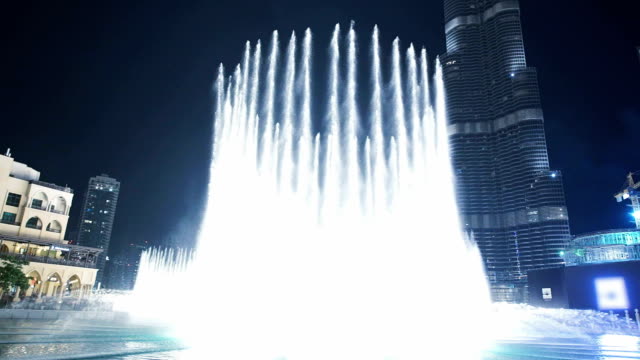 Specular fountain in front of the Burj Khalifa