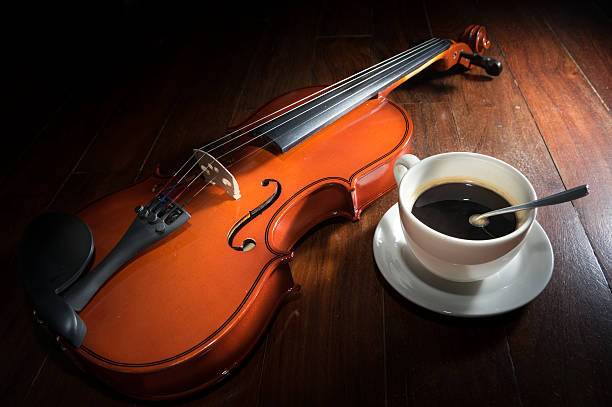filiżanka do kawy z skrzypce na powierzchni drewnianych. - music coffee espresso theatrical performance zdjęcia i obrazy z banku zdjęć