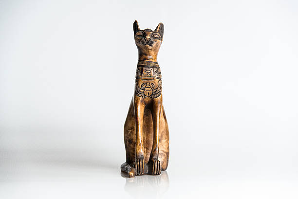 istock Wooden cat - souvenir from Egypt 472553300