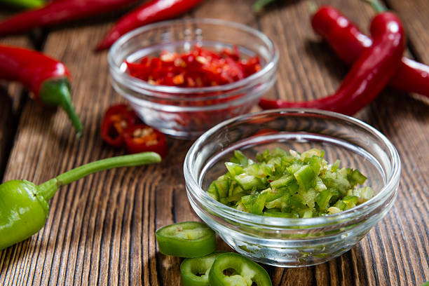 빨간색 및 녹색 chilis (cutted) - chopped green bell pepper pepper bell pepper 뉴스 사진 이미지