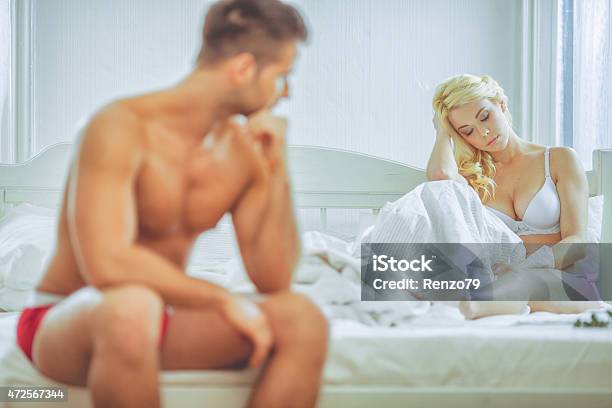 Junges Paar Probleme Im Bett Stockfoto und mehr Bilder von 20-24 Jahre - 20-24 Jahre, 2015, Begehren