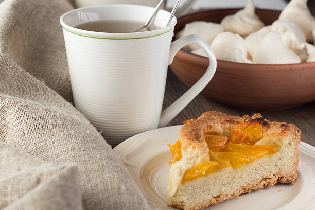 istock Shortcrust peach pie and cup of tea 472573100