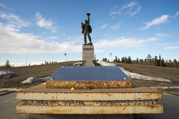 Nizhnevartovsk. The monument to the conquerors of Samotlor and time capsule at the foot of