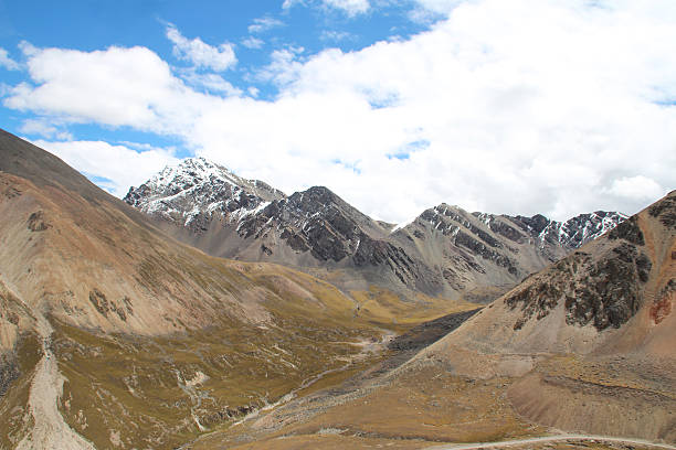 istock Beautiful view of mountains 472576266