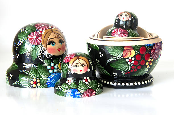 familia de muñecas rusas anidado aislado en blanco - russian nesting doll skill doll russia fotografías e imágenes de stock