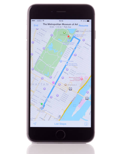 mapas no iphone 6 plus - iphone google holding telephone - fotografias e filmes do acervo