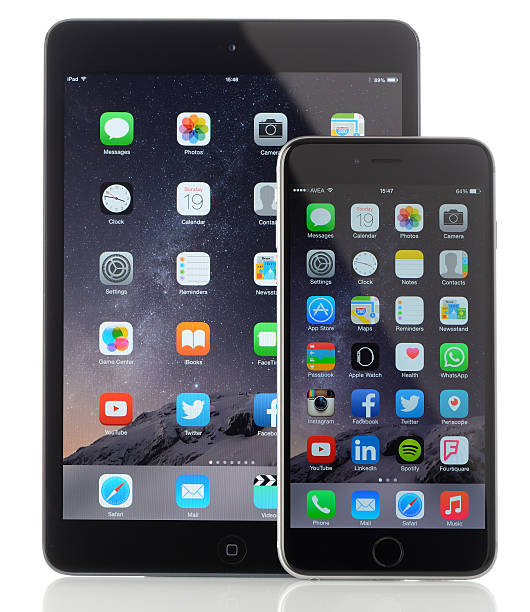 apple ipad mini et iphone 6 plus sur fond blanc - ipad mini white smart phone concepts photos et images de collection