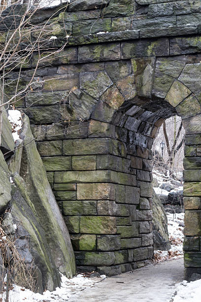 gambadez stone arch en hiver - ramble photos et images de collection