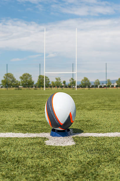 ballon de rugby en face des arceaux. - ballon de rugby photos et images de collection