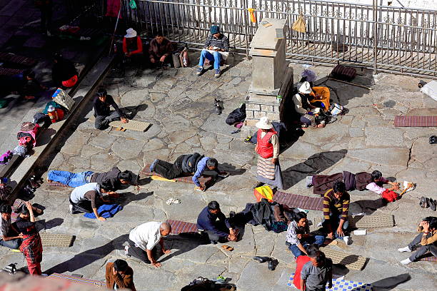 tibetische anhänger zu beten und prostrate.   jokhang-lhasa und in tibet.   auf den 1.432 - iron asian culture buddhism buddha stock-fotos und bilder