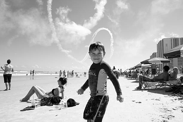 pessoas no daytona beach air show - airplane black and white fun child - fotografias e filmes do acervo