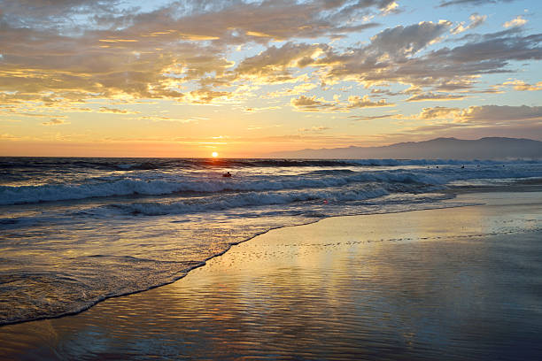 praia de venice pôr do sol - santa monica beach beach california wave imagens e fotografias de stock