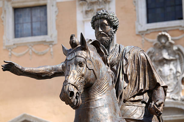 statua marco aurelio a roma, italia - architectural styles animal horse europe foto e immagini stock