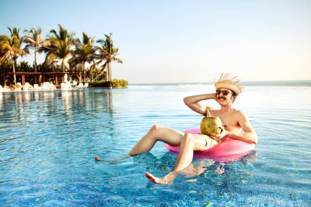 turista en la piscina - inner tube fotos fotografías e imágenes de stock