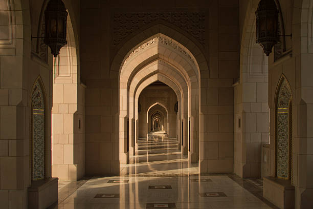 galery no grande mesquita de muscat, omã - sultan qaboos mosque imagens e fotografias de stock