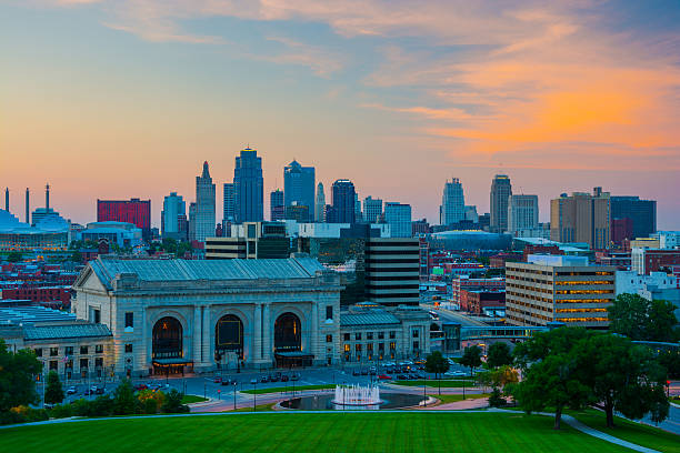 kansas city ao pôr-do-sol - kansas city missouri fountain missouri union station kansas city - fotografias e filmes do acervo