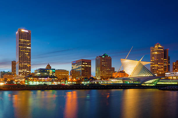 Milwaukee skyline at sunset, including the Milwaukee Art Museum Miwaukee skyline at sunset / dusk, including the Milwaukee Art Museum and the shores of Lake Michigan. milwaukee wisconsin photos stock pictures, royalty-free photos & images