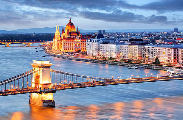 budapest, kettenbrücke und parlament, ungarn - chain bridge budapest night bridge stock-fotos und bilder