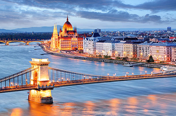 con ponte delle catene di budapest, in ungheria e il parlamento - budapest chain bridge night hungary foto e immagini stock