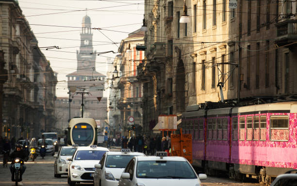ulice mediolanu.   via orefici.   piazza castello. - tram service zdjęcia i obrazy z banku zdjęć