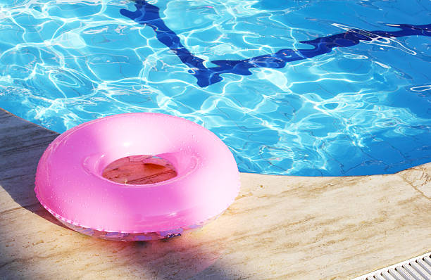 anillo flotantes en el borde de la piscina - plastic ring fotografías e imágenes de stock