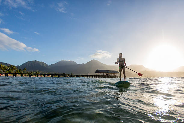 mujer de remo en el sol - isla grande de hawai islas de hawai fotografías e imágenes de stock